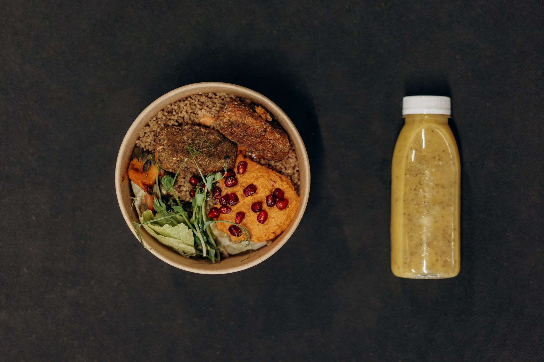 Bol équilibré de quinoa, légumes frais de saison et légumineuses — assiette bio et équilibrée