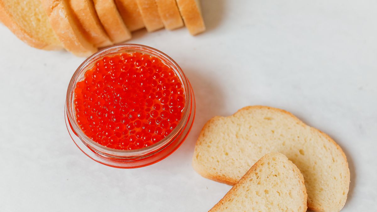 Caviar présenté avec une cuillère en nacre pour une dégustation à la maison