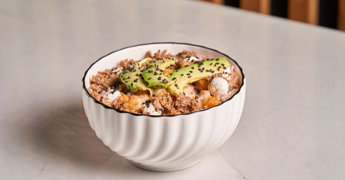 Bowl de riz complet, saumon et avocat