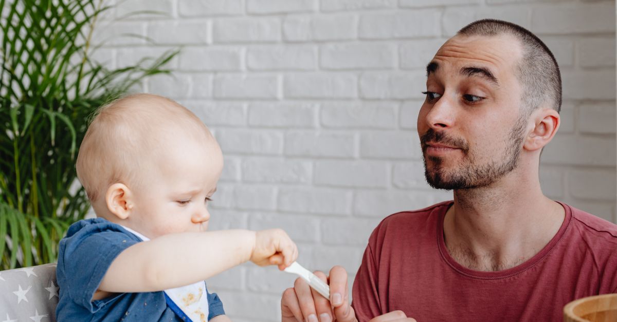Repas familial sain : assiette colorée pour bébé et jeune enfant, légumes et fruits variés