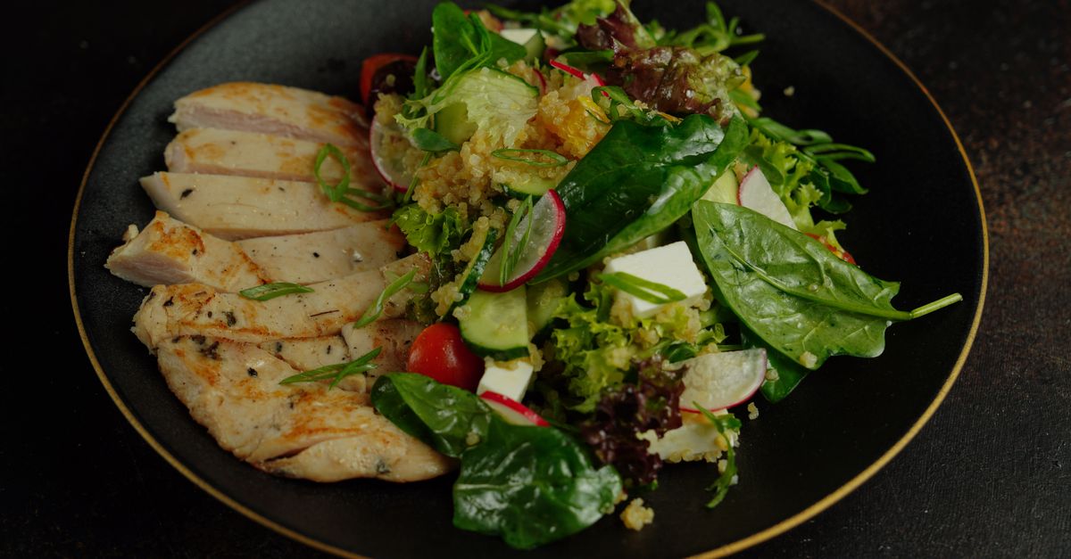 Poulet grillé, quinoa et légumes rôtis